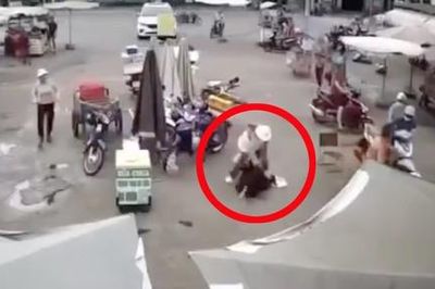 Người phụ nữ bất ngờ bị đâm trọng thương khi đi chợ