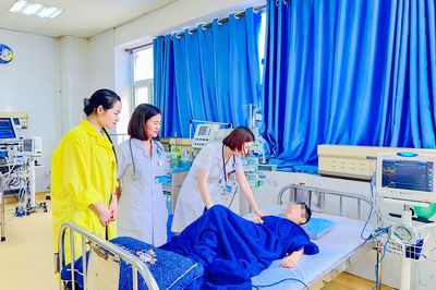 Đưa con đi bơi, nữ bác sỹ kịp thời ép tim cứu bé trai bị đuối nước