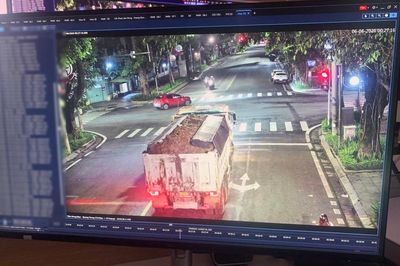 Camera AI truy vết tài xế xe tải làm rơi vãi đất ra đường trong đêm ở Hà Nội