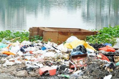 Đừng để rác tiếp tục bức tử sông hồ Hà Nội