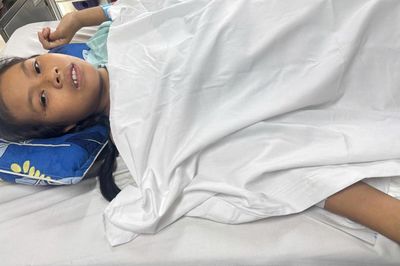 MS 1104: 17 tuổi chưa một ngày đến trường, nữ sinh thiểu năng trí tuệ lại đối mặt ca phẫu thuật hơn 100 triệu đồng