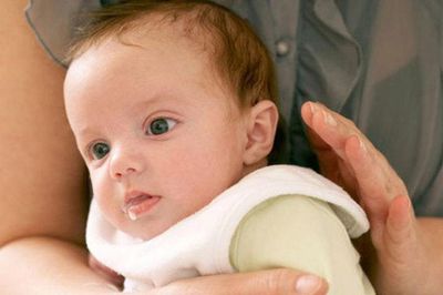 Trẻ sau sinh thường có đờm ở cổ, cha mẹ cần biết điều này để xử lý an toàn cho con