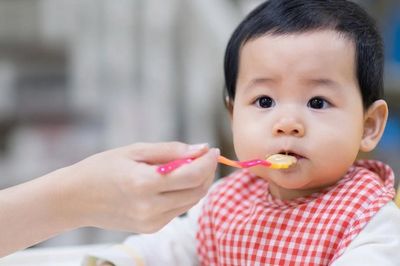 Ăn dặm truyền thống hay ăn dặm tự chỉ huy tốt hơn cho sự phát triển của trẻ?
