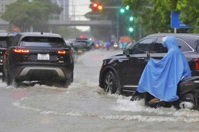 Đêm nay mưa lớn tiếp diễn ở Tây Bắc Bộ và Bắc Trung Bộ, hơn 120 xã phường nguy cơ lũ quét, sạt lở