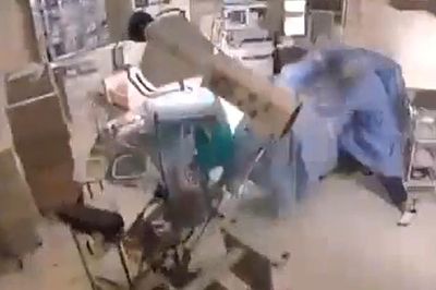 Xúc động khoảnh khắc bác sĩ dùng thân mình che chắn cho bệnh nhân giữa động đất