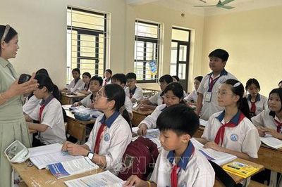 Hiệu trưởng, phó hiệu trưởng giảm chức sau sắp xếp được bảo lưu phụ cấp