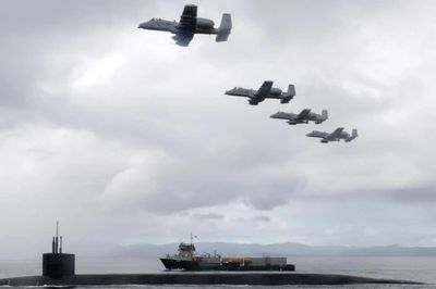 Cường kích A-10 'hộ tống' tàu ngầm hạt nhân USS Nebraska, Mỹ phát tín hiệu mới về năng lực răn đe