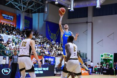 Dakota Zinser bùng nổ, Ho Chi Minh City Wings hạ Saigon Heat