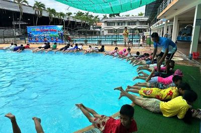 Thiếu nhi phường Mỹ Thới được phổ cập bơi cơ bản trong dịp hè