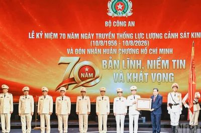 [Ảnh] Chủ tịch Quốc hội Trần Thanh Mẫn, Thường trực Ban Bí thư Trần Cẩm Tú dự Lễ kỷ niệm 70 năm Ngày truyền thống lực lượng Cảnh sát kinh tế
