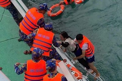 Đà Nẵng cứu sống nạn nhân thứ hai trong vụ 4 người bị sóng cuốn tại Mũi Nghê