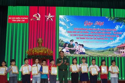 Bộ đội Biên phòng tỉnh Đắk Lắk trao thưởng 296 em học sinh tiêu biểu có thành tích xuất sắc trong học tập