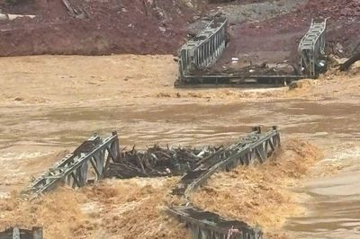 Mưa lũ gây sạt lở, chia cắt nhiều tuyến đường ở phía Tây Nghệ An