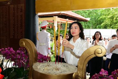 Đoàn đại biểu Bộ Công Thương dâng hương tưởng niệm các anh hùng liệt sĩ tại Công viên Lê Thị Riêng