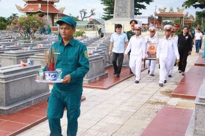 An táng 2 liệt sĩ hy sinh trong hầm do bị địch bao vây