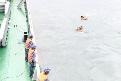Cứu sống nạn nhân thứ hai trong vụ nhóm người bị sóng cuốn tại Mũi Nghê