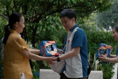 Ensure Gold đồng hành cùng người con chăm sóc cha mẹ mùa Vu Lan