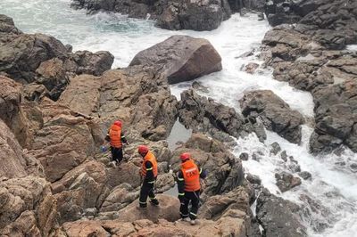 3 người bị sóng cuốn mất tích tại Mũi Nghê, bán đảo Sơn Trà