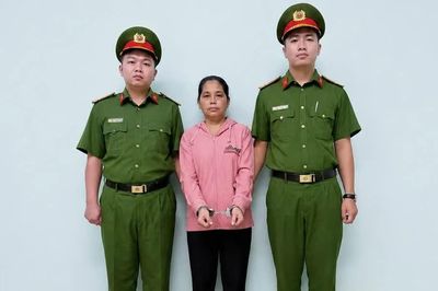 Bắt khẩn cấp bảo mẫu dùng dây thun bật vào chân trẻ ở trường mầm non