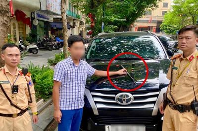 Tài xế có 2 giấy phép lái xe bất thường và gậy ba khúc đỗ ô tô nơi cấm ở Hà Nội