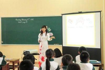 Nhân viên thư viện có được chuyển sang làm giáo viên tiểu học?