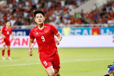 'Mặt sân cỏ đẹp quá' và màn ăn mừng đặc biệt của Đình Bắc