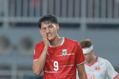 Từ người hùng được Indonesia tung hô, Mitchell Baker bị 'ném xuống mặt đất'