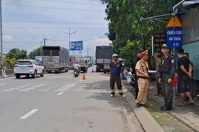 Xe ba gác tông đuôi ô tô tải trên đường dẫn cao tốc, một người tử vong