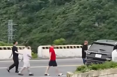 Xác minh clip nhóm người dừng ô tô ngay khúc cua trên đèo Hải Vân để ngắm cảnh