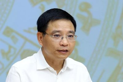 Làm việc với thuế và hải quan, Phó Thủ tướng yêu cầu: Không đẩy doanh nghiệp 'đi vòng'