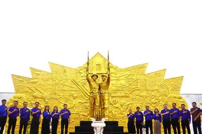 Tuổi trẻ Tập đoàn Công nghiệp cao su Việt Nam dâng hương tại Đài tưởng niệm liên minh chiến đấu Việt Nam - Lào
