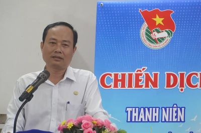 Trao quà cho thanh niên công nhân cao su tại Lào