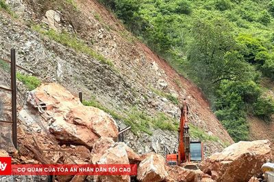 Sạt lở núi, hàng trăm khối đất đá chắn ngang tỉnh lộ