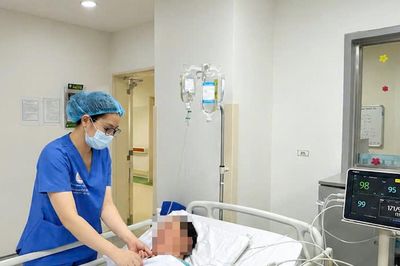 Người đàn ông 49 tuổi suýt chết vì uống rượu mật cá trắm