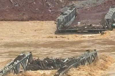 Cầu hơn 2 tỷ đồng chưa kịp bàn giao đã bị lũ cuốn trôi