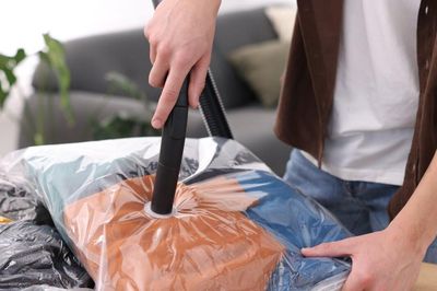 Mẹo hút chân không giúp vali gọn nhưng có những bất tiện ít người biết