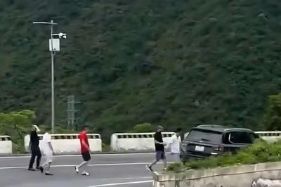 Xác minh clip nhóm người dừng ô tô giữa khúc cua ở đèo Hải Vân để ngắm cảnh