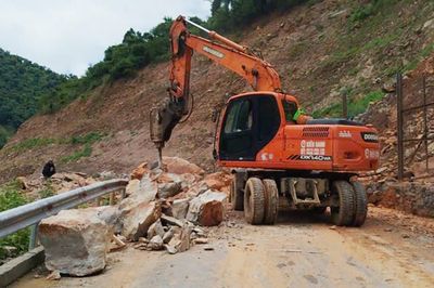 Clip tảng đá lớn lăn xuống đường, hất văng hàng rào sắt ở Nghệ An