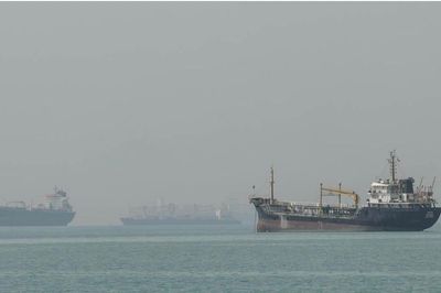 Thêm tàu chở dầu bốc cháy ở eo biển Hormuz