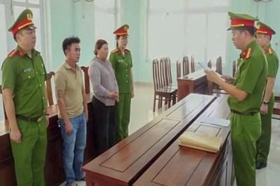 Phê chuẩn khởi tố 2 đối tượng tự ý chôn lấp hàng trăm tấn sò, ốc chết