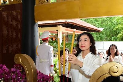 Thứ trưởng Phan Thị Thắng thăm, động viên lực lượng tìm kiếm hài cốt liệt sĩ tại Công viên Lê Thị Riêng