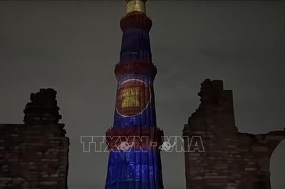 59 năm ASEAN: Lá cờ ASEAN lần đầu tỏa sáng trên biểu tượng lịch sử của Ấn Độ
