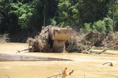 Nghệ An: Lũ cuốn trôi cầu tạm trên sông Nậm Nơn khiến 3 bản ở xã Mỹ Lý bị chia cắt