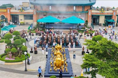 Hơn 400 tác phẩm gốm Phù Lãng được trưng bày trên đỉnh núi Bà Đen