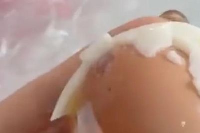 Bóc trứng luộc, người phụ nữ 'đứng hình' vì thứ bên trong