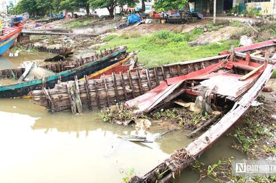 Hàng loạt xác tàu nằm chỏng chơ, bịt kín khu neo đậu