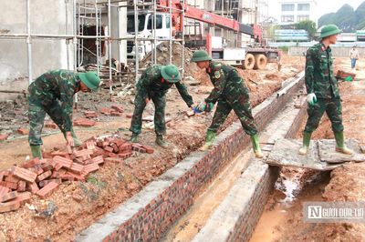 Vượt nắng, thắng mưa, bộ đội góp sức xây trường nội trú liên cấp ở biên giới Nghệ An