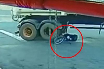 Bé trai 12 tuổi bị kéo lê dưới gầm xe tải và cái kết thót tim
