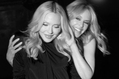 Cú bắt tay của hai biểu tượng nhạc pop Madonna và Kylie Minogue