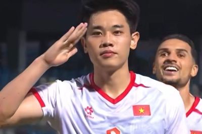 Tiền đạo Đình Bắc ghi bàn nhiều hơn ba cầu thủ nhập tịch cộng lại